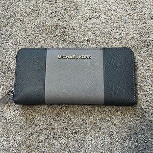 Michael Kors Zip Around Wallet - Two Tone Grey